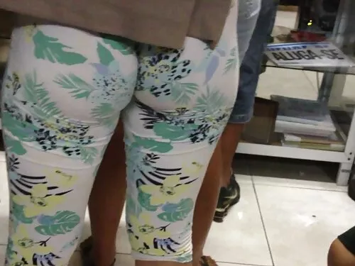 स्टकिङ्समा मोहक गोरो ...